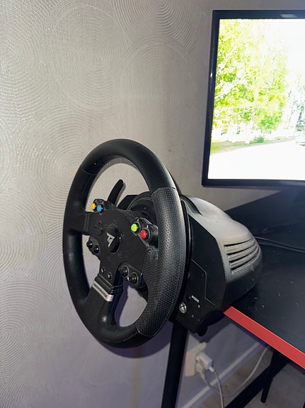 Thrustmaster rattiohjain ja polkimet