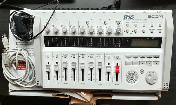 Zoom R16