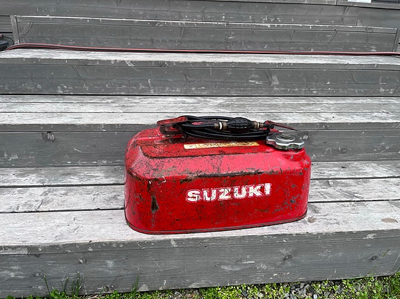 Suzuki perämoottorin bensatankki