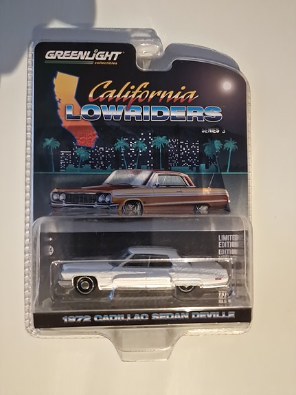 Greenlight 1972 Cadillac Sedan DeVille White 1:64