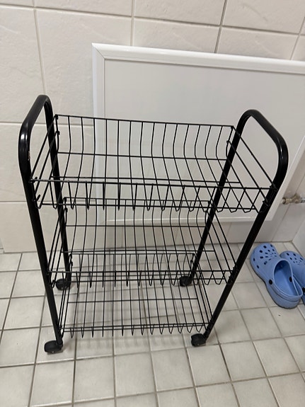 Musta metallinen kolmikerroksinen hylly kärry pyörillä
