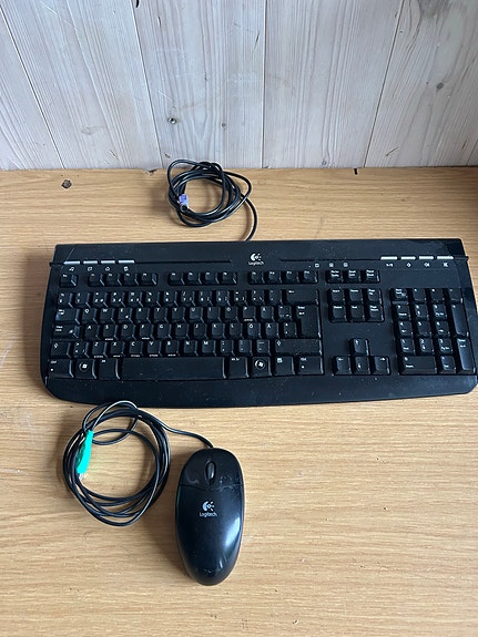 Logitech pöytätietokoneen näppäimistö ja hiiri