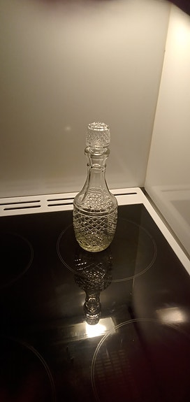 lasinen karahvi korkilla