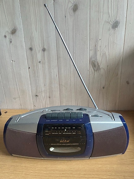 Elta kannettava radio kasettisoittimella