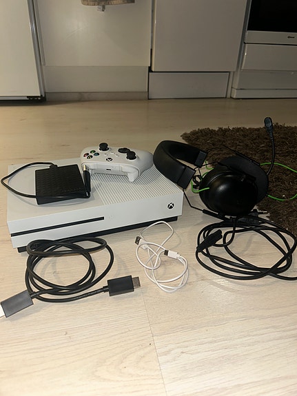 Xbox one S lisätilalla ja kuulokkeilla
