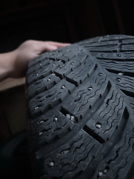 Hyvät talvinakit vanhasta autosta kaupan. 205/60 R 16