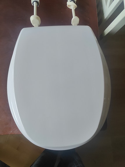 Korkea kovamuovinen pöntön kansi