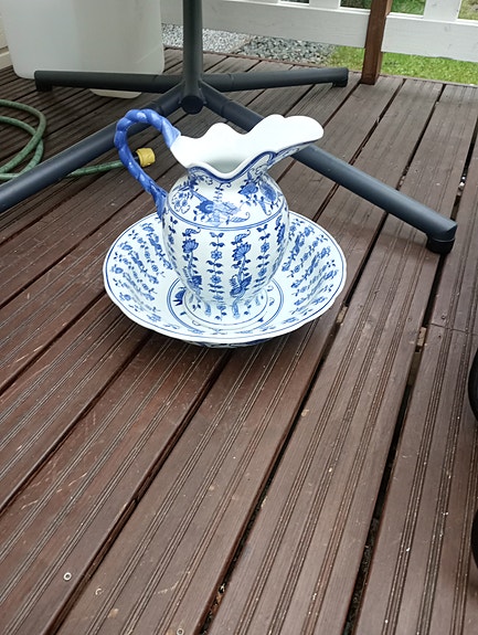 Sinivalkoinen kannu ja vati keramiikkaa
