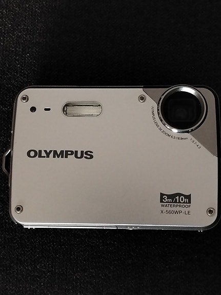 Myydään olympus digi kamera ja kolmijalka.