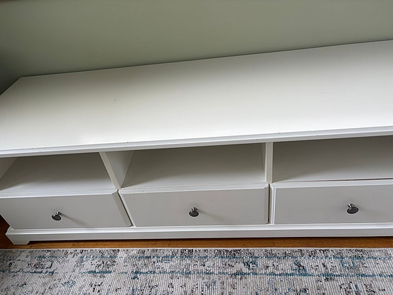 Hyväkuntoinen IKEA valkoinen Liatorp tv-taso / säilytyspenkki
