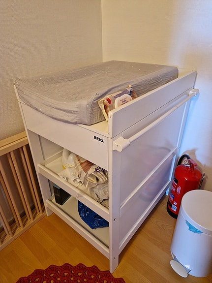 BRIO hoitopöytä, hoitoalusta ja 2 päällistä