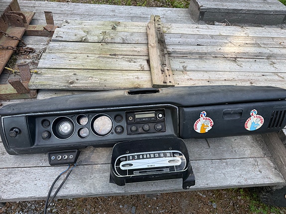 Datsun 100A kojelauta sekä Taunuksen mittaristo