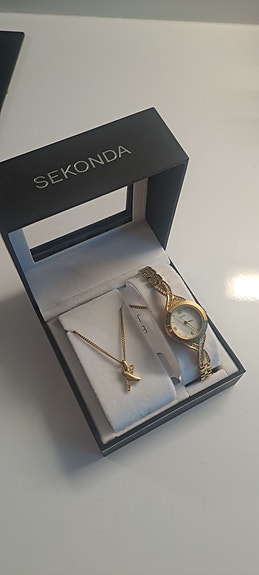 Myydään Sekonda kello ja kaulakoru
