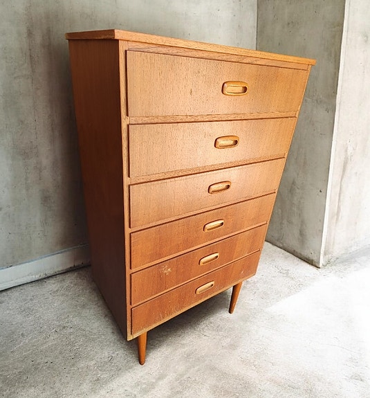 Ihana 60-luvun teak lipasto tee tarjous