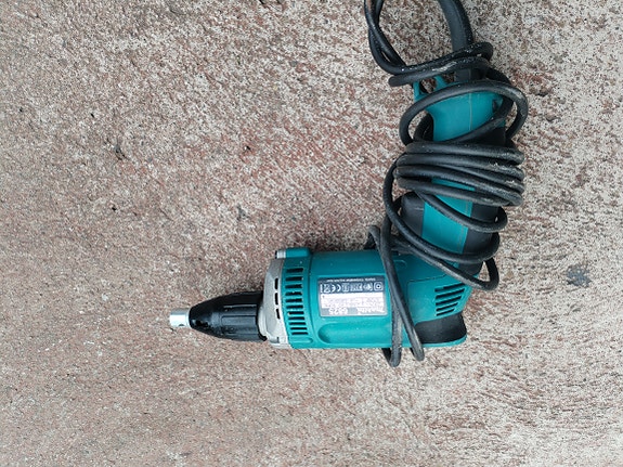 Makita 6825 ruuvinväännin 470 W johdolla