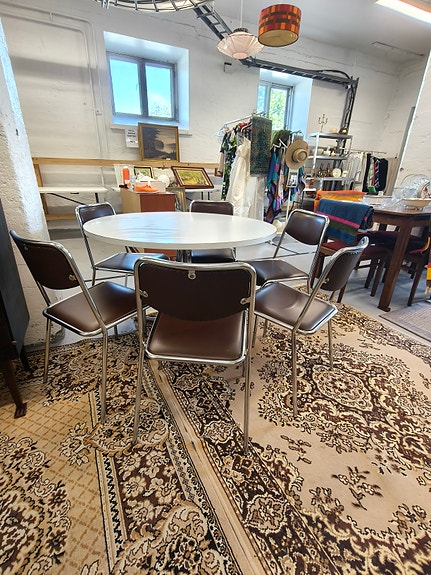 Pyöreä ruokapöytä ja kuusi tuolia