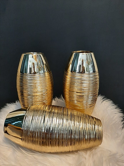 3 maljakkoa