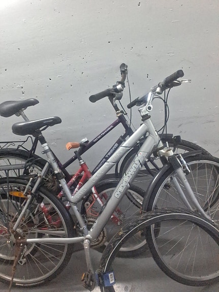 Kolme polkupyörää myytävänä (3 kokoa) lasten, nuorten ja aikuisten pyörät