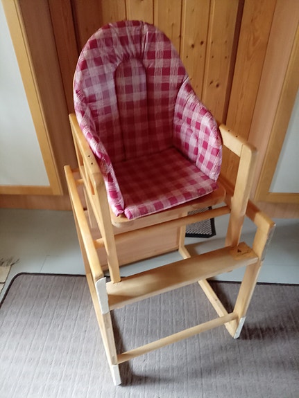 Puinen syöttötuoli ja pöytäsarja