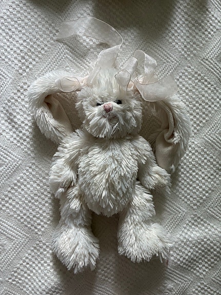 Aito valkoinen Bukowski Kanini -pehmopupu ruseteilla n. 30 cm