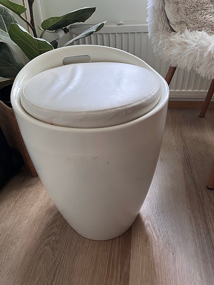 Pieni penkki missä säilytystilaa