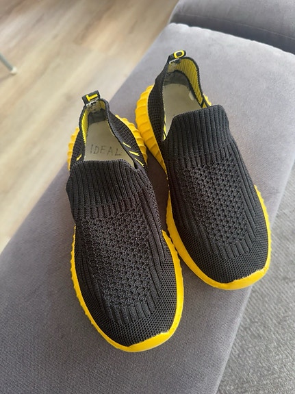 Musta-keltaiset lasten slip-on tennarit, koko 34