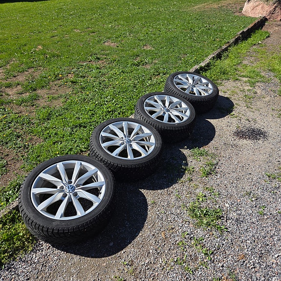 Vw Orginal 17" vanteet nastarenkailla.