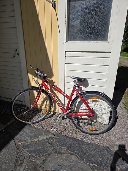 Toimiva matalarunkoinen hybridpyörä 28"