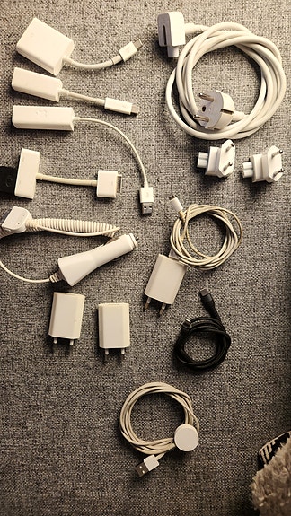 Apple-kaapeleita, latureita ja adaptereita (MacBook, iPad, iPhone, Apple Watch)