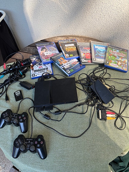 Sony PlayStation 2 Slim konsoli ja ohjaimet