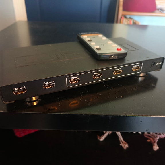 HDMI jakaja kaukosäätimellä