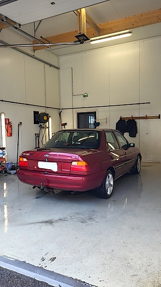 O: Spoileri ja helmamuovit Ford escort sedan vm 1997