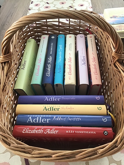 Elizabeth Adler -kirjasarja, 11 kovakantista romaania