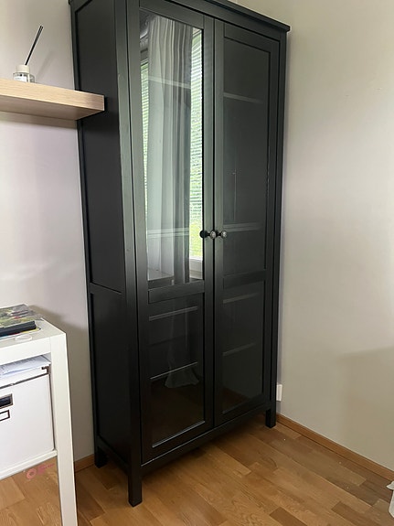 Ikea Hemnes lasivitriini / kirjakaappi / astiakaappi