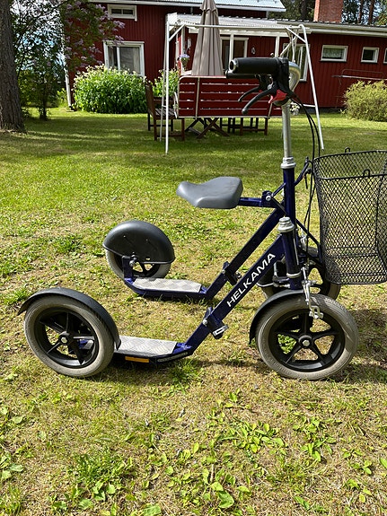 Helkama nelipyöräinen potkupyörä satulalla