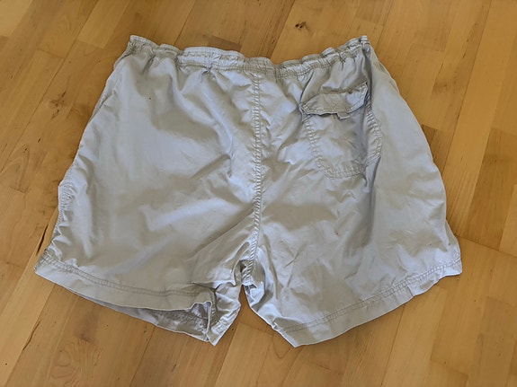 Miesten shortsit isolle miehelle