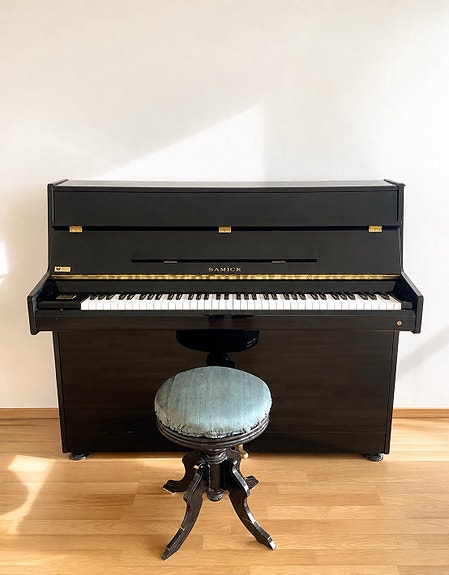 Kompakti Samick SU-75 MK -akustinen pystypiano pieneen tilaan