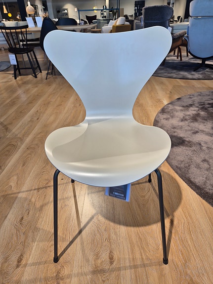 Fritz Hansen 3107 Seiska-tuoli