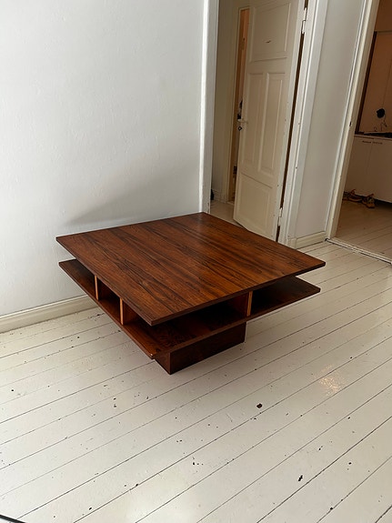 Japanilaistyylinen matala pöytä