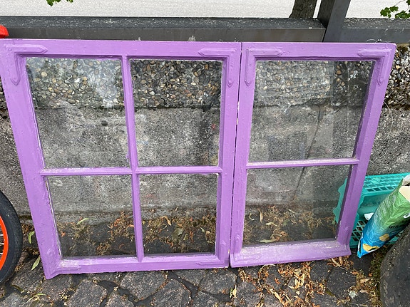 Vanhat puuikkunat, liilat karmit