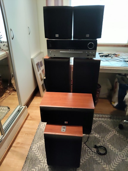 Harman Kardon vahvistin + JBL Northridge E -kotiteatterikaiuttimet