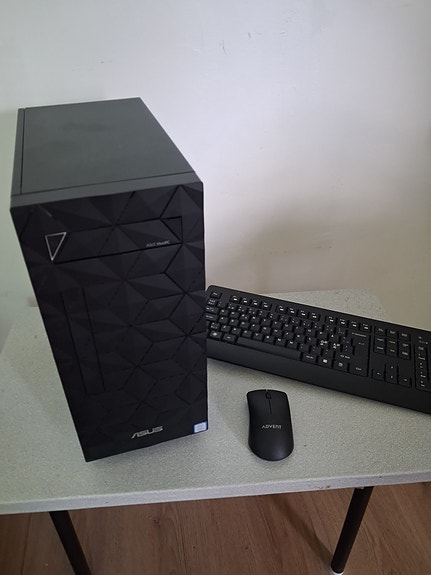 Myydään vähän käytetty ASUS tietokone sekä Advent näppäimistö ja hiiri