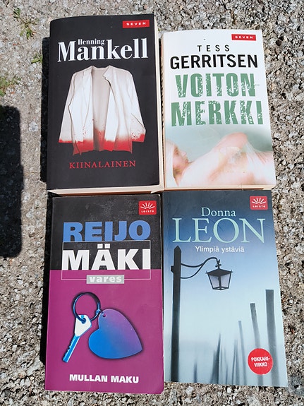 4 dekkarikirjaa pakettina