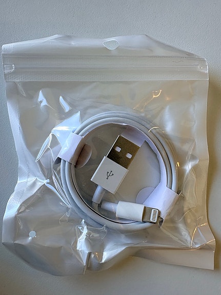 Uusi ja merkkitön iPhone latauskaapeli (USB-A – Lightning)