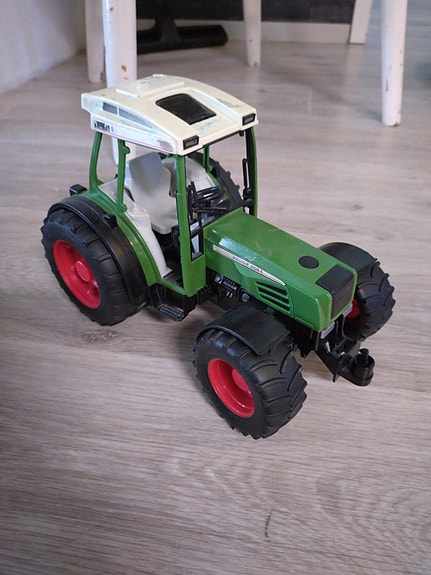 Bruder traktori lelu