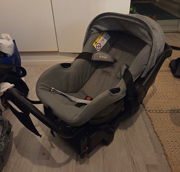 Britax Römer Primo turvakaukalo ja Base-telakka (2022)