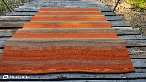 Villakangas matto, oranssi raidallinen matto noin 230 x 160 cm (2kpl).