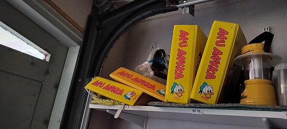 Annetaan neljä Aku Ankka -kansiota