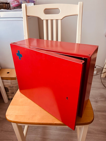 Retro ensiapukaappi / lääkekaappi seinään