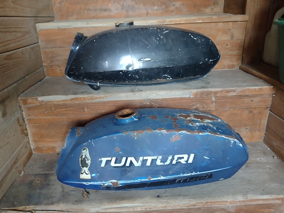 Kaksi Tunturi mopon tankkia